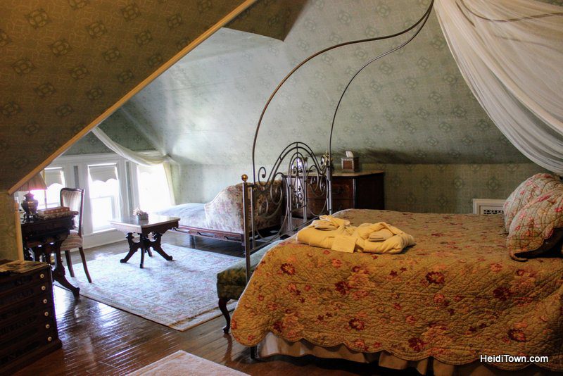 A Lavishly Masculine Bed & Breakfast in Cheyenne, Wyoming (3)