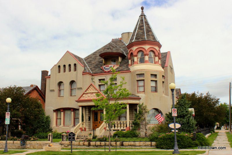 A Lavishly Masculine Bed & Breakfast in Cheyenne, Wyoming (4)